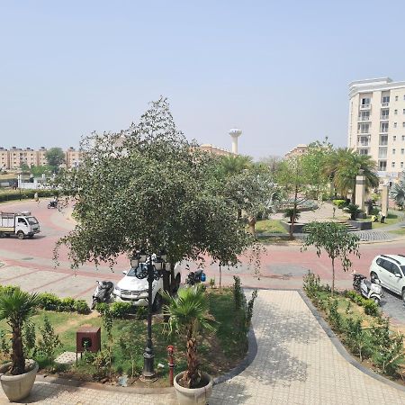 Lord Krishna Palace Hotel Vrindavan Bagian luar foto