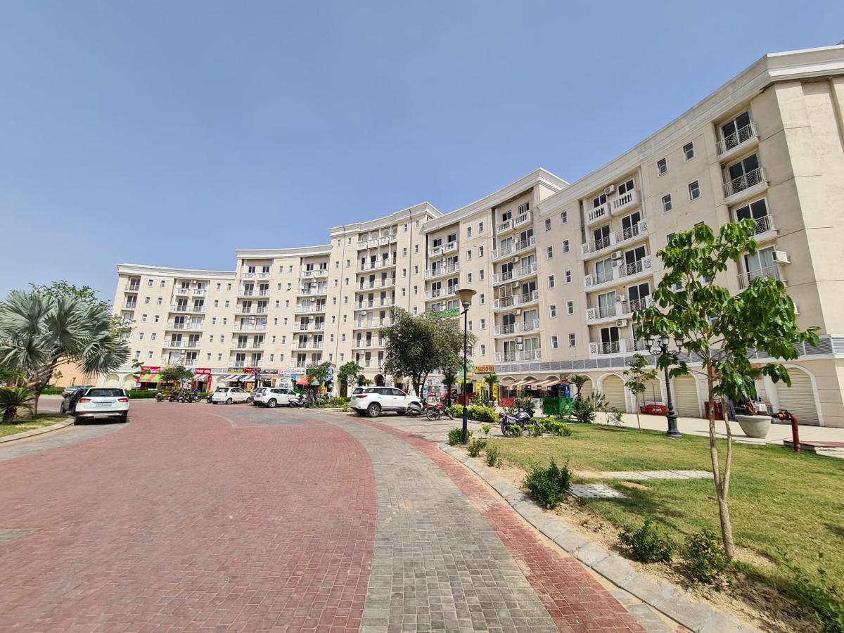 Lord Krishna Palace Hotel Vrindavan Bagian luar foto