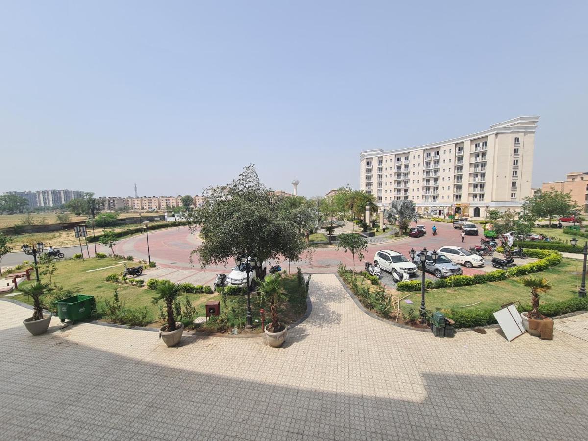 Lord Krishna Palace Hotel Vrindavan Bagian luar foto